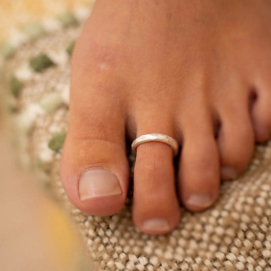 Texturierter minimalistischer Zehring